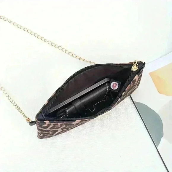 Bohemian Shoulder Bag with Leopard Print and Chain Strap - Picture 3 of 5